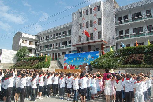 “康师傅”向英子姐姐所在的花坪小学捐赠图书和食品（组图）